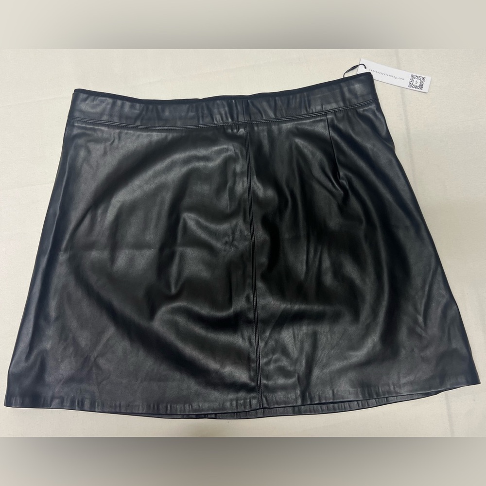 NWT Sanctuary black faux leather mini skirt. Size 8